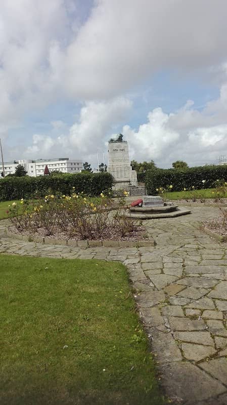 Park and fountains - Image 2