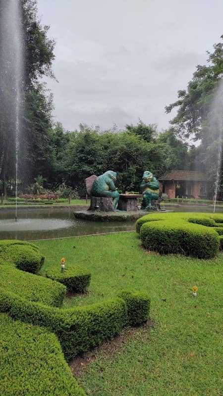 Frog Statu - Image 1