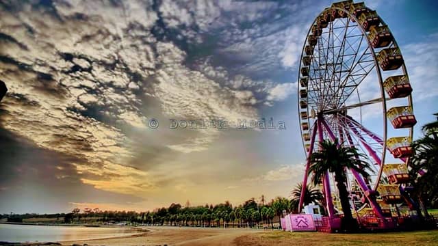 Giant Sky Wheel - Image 1
