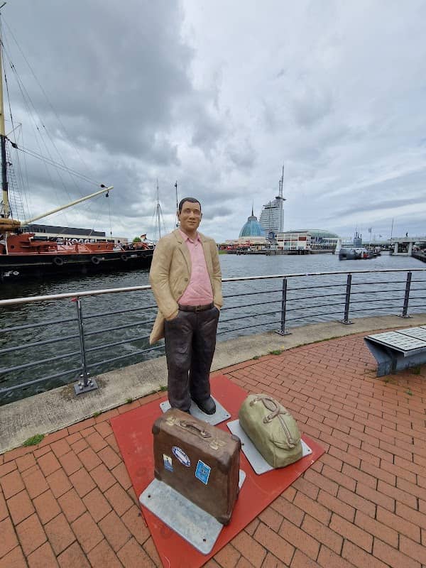 Alltagsmenschen @Bremerhaven, Reisender mit Koffer - Image 1