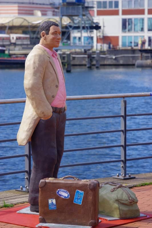 Alltagsmenschen @Bremerhaven, Reisender mit Koffer - Image 2