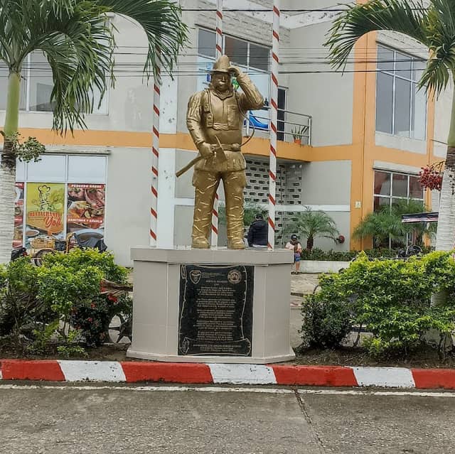 Monumento a bombero - Image 1