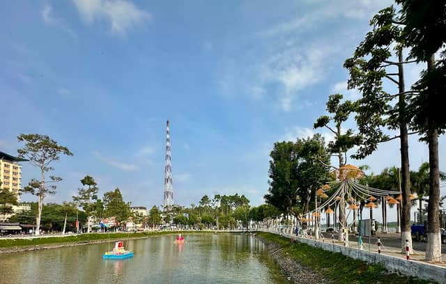 Cầu Tình yêu hồ Nguyễn Du - Image 1