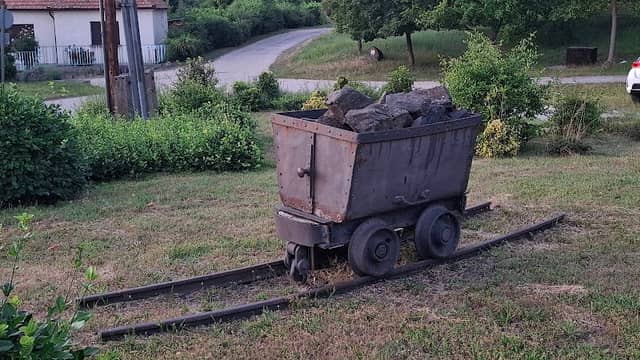 Tördemici bányászok emlékhelye - Image 1