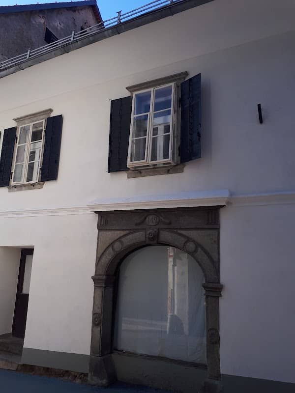 Prying window - Image 1