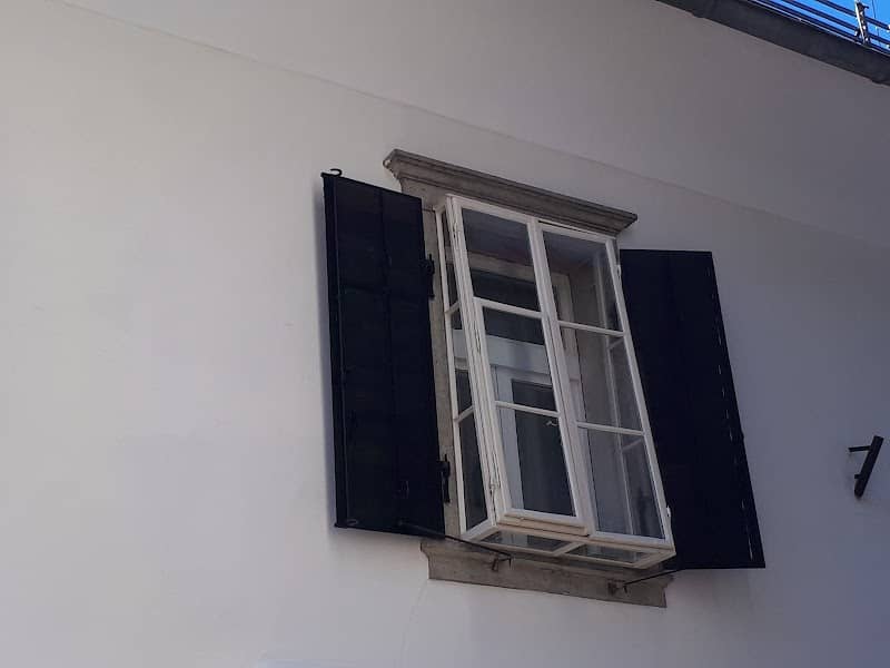 Prying window - Image 2