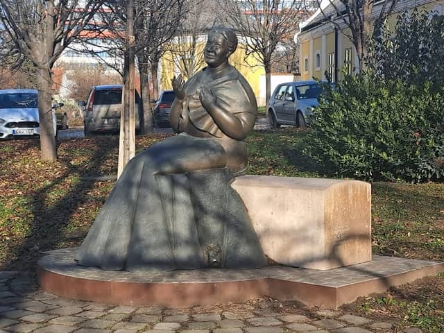 Lesznai Anna szobra - Image 1