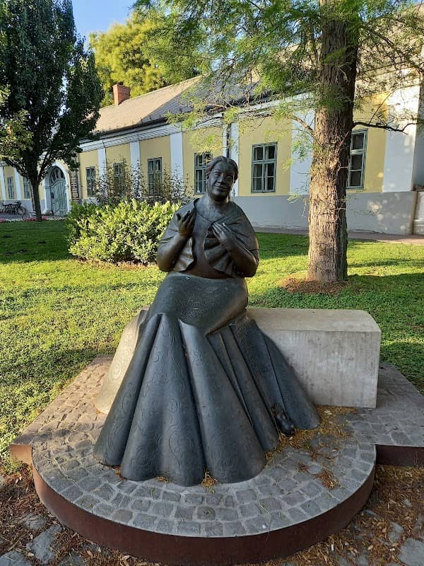 Lesznai Anna szobra - Image 2