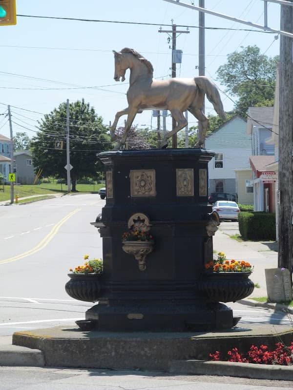 Golden Horse Fountain - Image 1