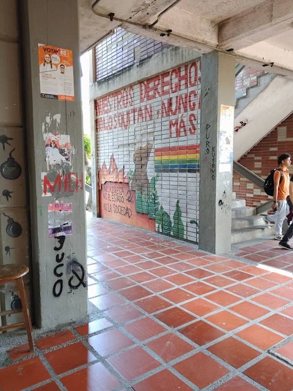 Arte Urbano Graffiti: Nuestros derechos no los quitan - Image 1
