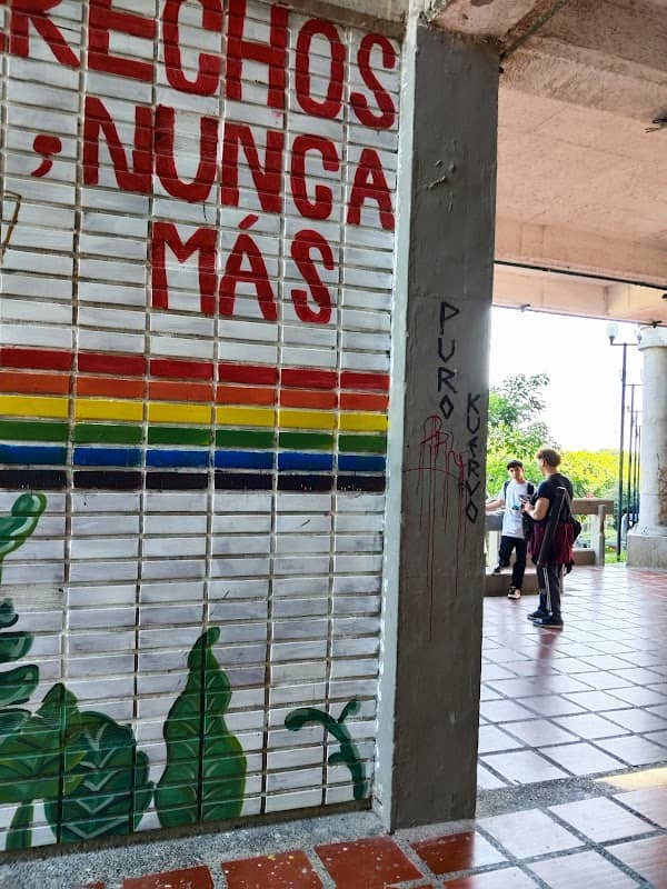 Arte Urbano Graffiti: Nuestros derechos no los quitan - Image 2