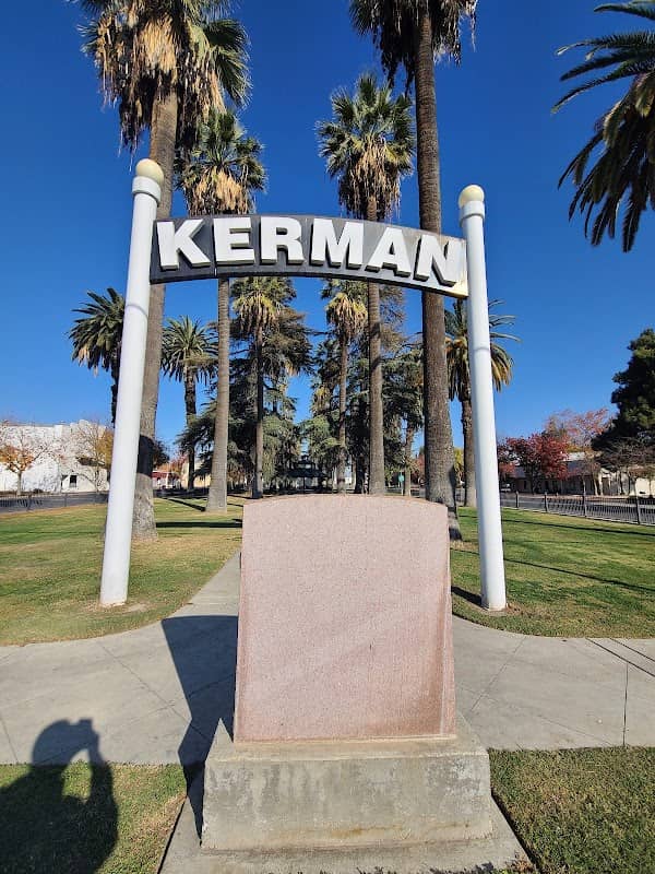 Plaza Veteran's Park - Image 1