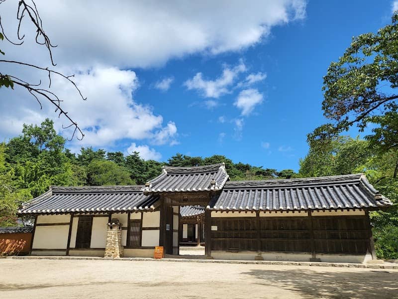 Heo Gyun Heo Nanseolheon Memorial Park - Image 1