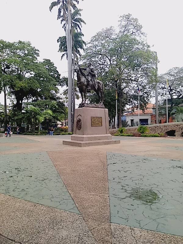Plaza Bolívar de Barcelona - Image 2