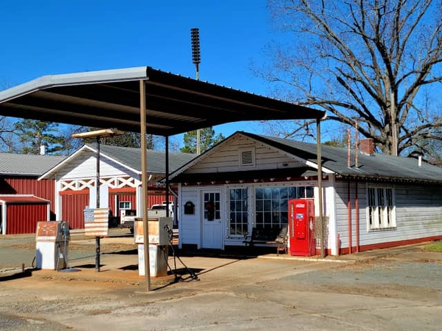 Billy Carter's Service Station - Image 1
