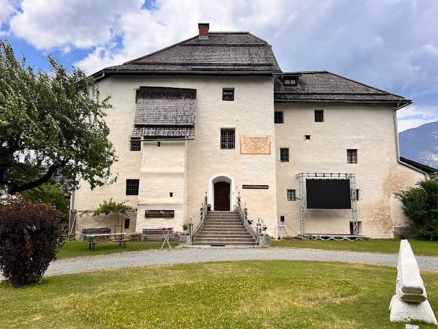 Schloss Möderndorf - Image 1