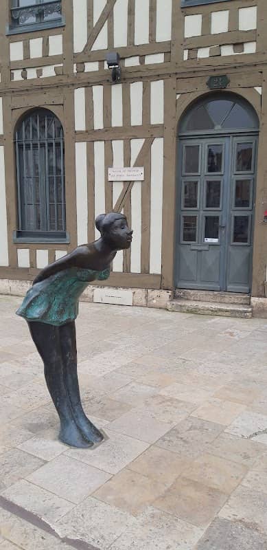 La jeune fille donnant un baiser - Image 1