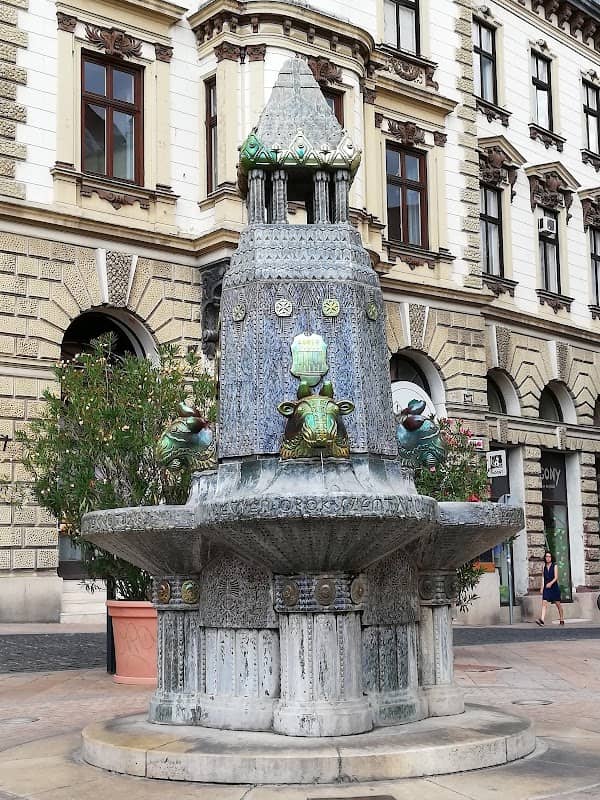 Zsolnay Fountain - Image 2