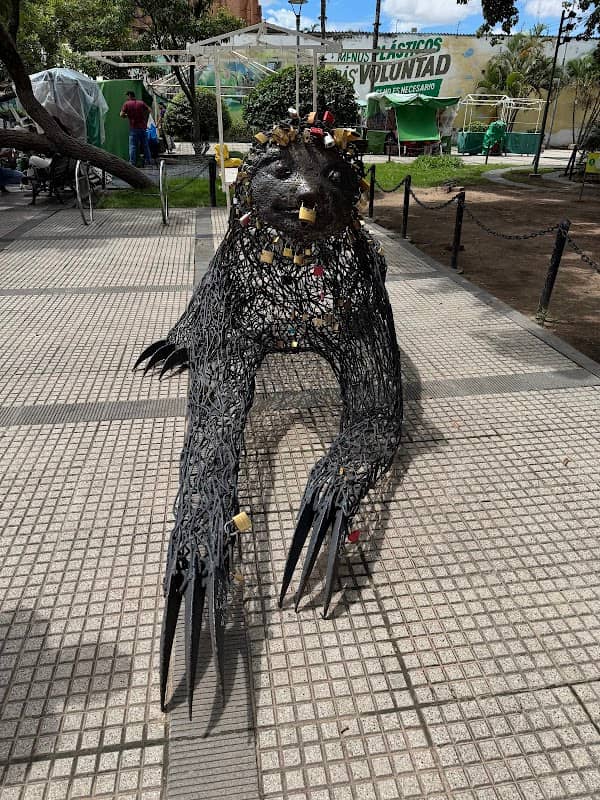 Estatua del perezoso - Image 1