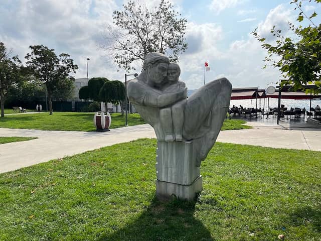 Mother and baby statue - Image 1