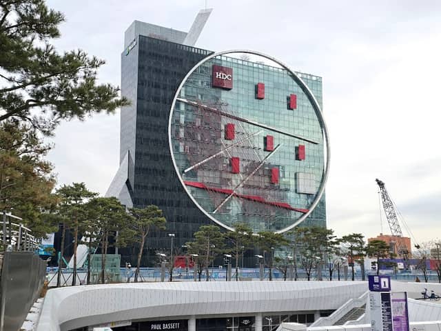 Tangent building - Image 1