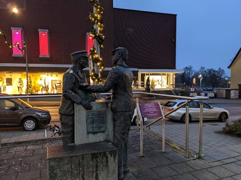 Pinsel und Think Denkmal - Image 1