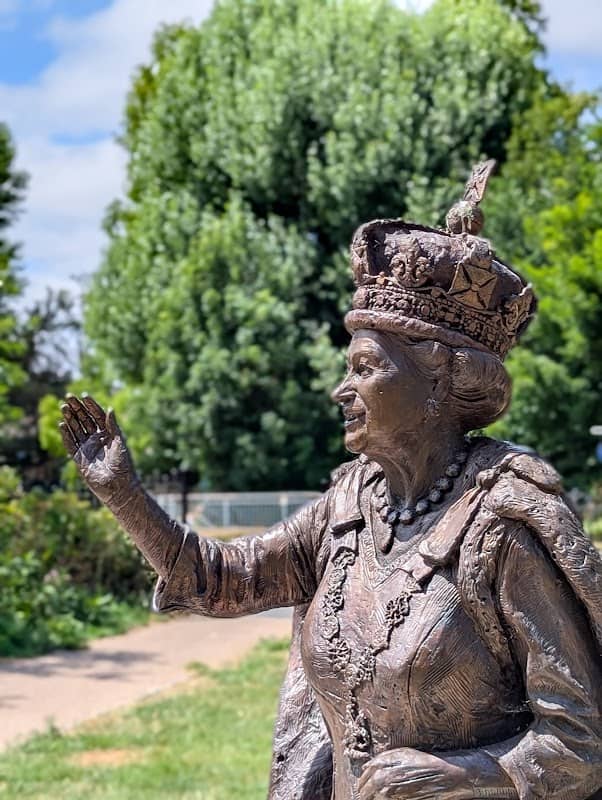 HM Queen Elizabeth II Statue - Image 2