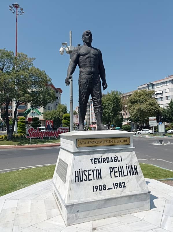 Tekirdağlı Hüseyin Pehlivan Heykeli - Image 1