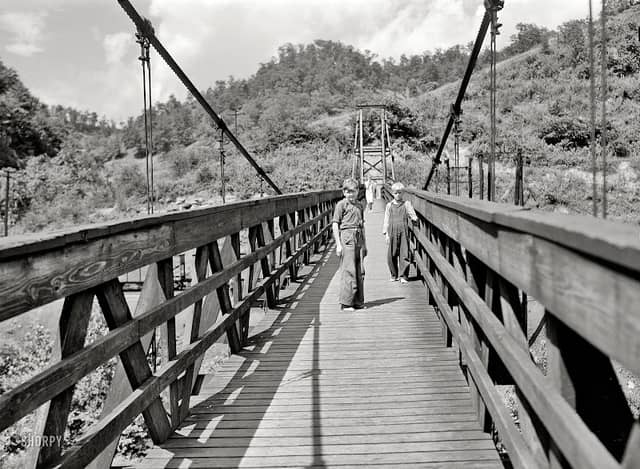 Swinging bridge - Image 1