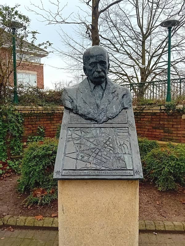 Sir Ebenezer Howard monument - Image 2