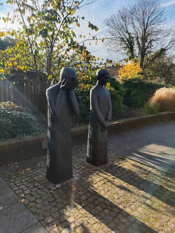 Skulpturen Trauernde - Image 1