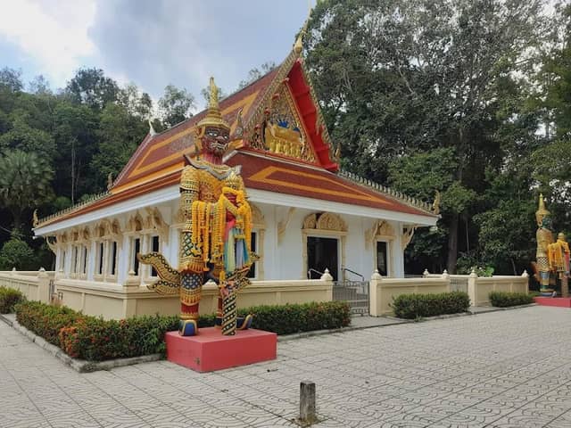 Wat Khao Lom (Wat Khuan Chong) - Image 1