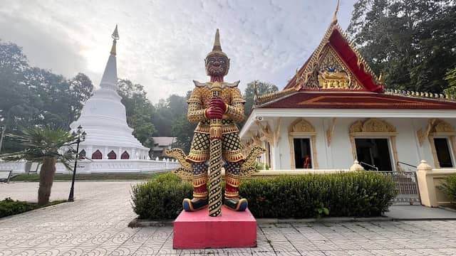 Wat Khao Lom (Wat Khuan Chong) - Image 2