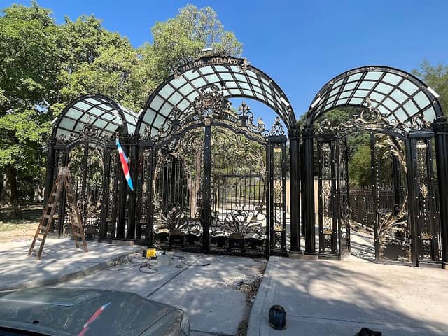 Portal de ingreso al jardín botánico - Image 1