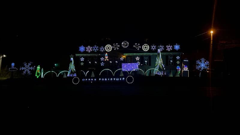 Little Family Holiday Light Show - Image 1