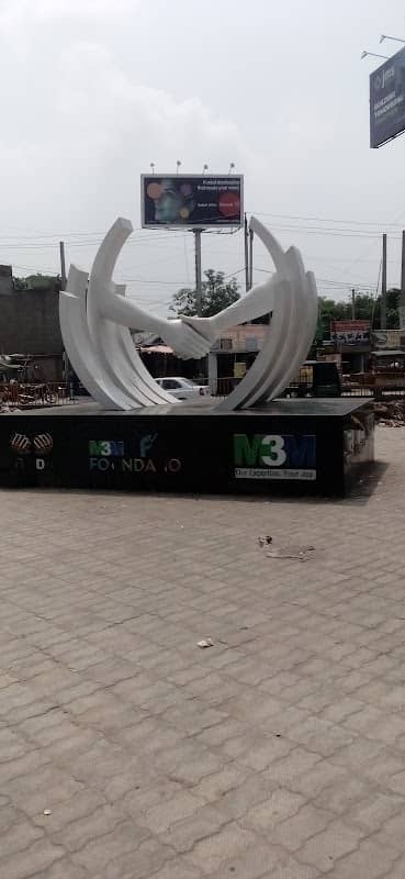 The 3 Heart Statue - Image 2
