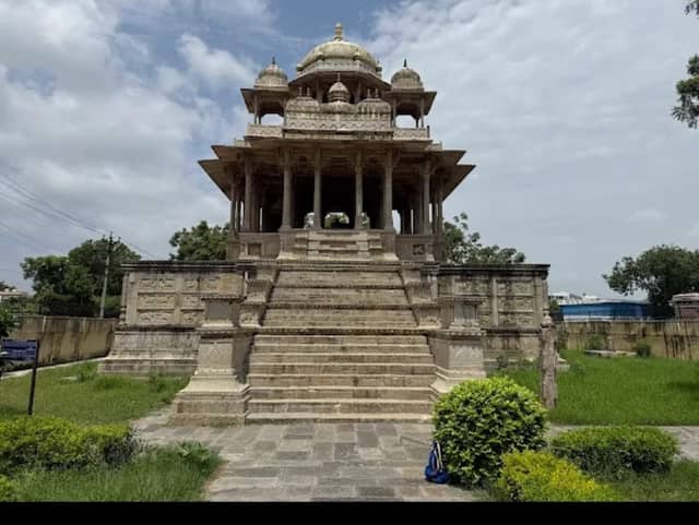 84 khambhon ki chhatri - Image 1