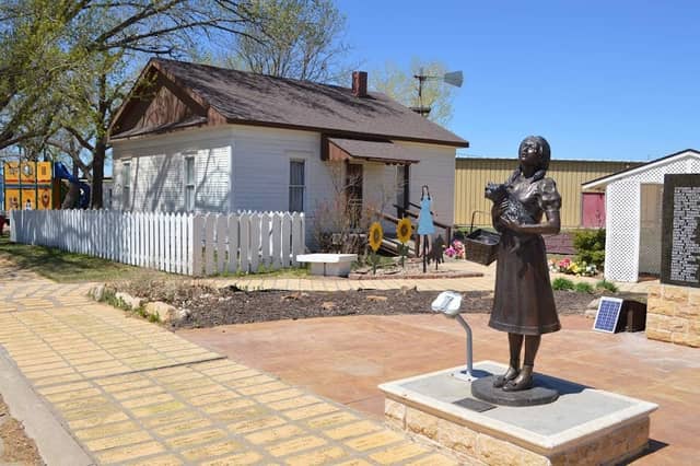 Dorothy's House and the Land of Oz - Image 2