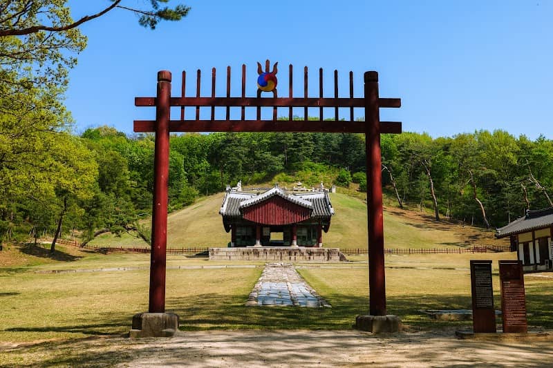Hongneung (Tomb of Queen Jeongseong of King Yeongjo) - Image 1