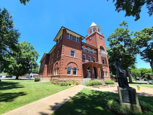 Rhea County Court House Historic landmark - Image 1