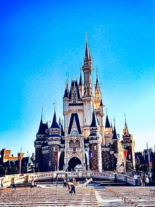 Mickey Flowerbed - Tokyo Disneyland Park Entrance - Image 2