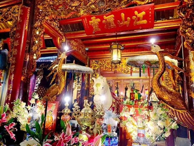 Bach Ma Temple - Image 2