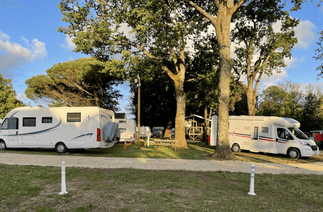 AIRE CAMPING CAR - CAMPING proche ROYAN à MESCHERS proximité attractions - Image 2