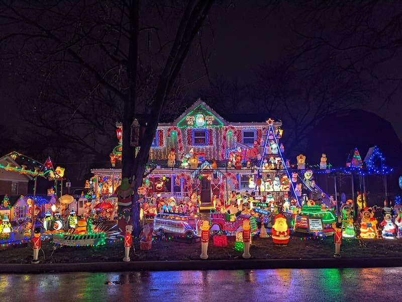Christmas lights in Chicago Ridge - Image 1