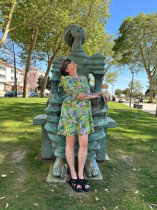 Estatua de mujer de bronce - Image 2