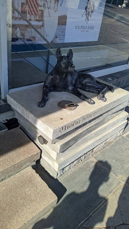Monument piggy homeless animals - Image 1