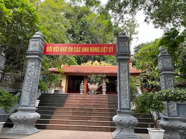 Eight Ladies Cave - Image 1