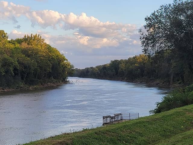 Riverside park - Image 2