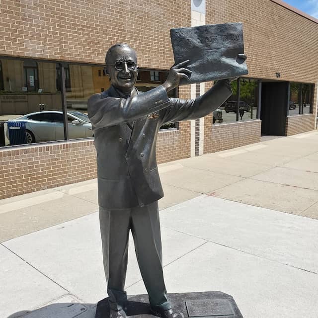 President Barack Obama Statue - Image 1