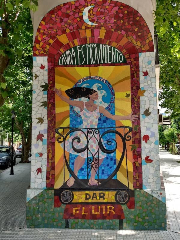 Mural Mujer en movimiento - Image 1